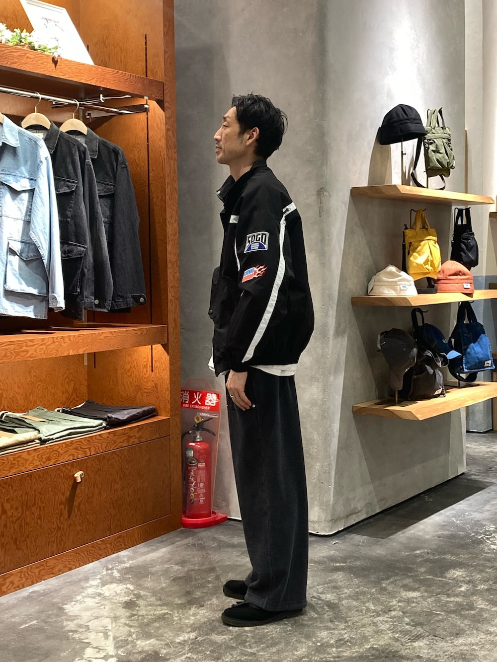 ブラック系のブルゾン、ブラック系のスウェットパンツを着用したメンズの春コーディネートの2枚目の写真