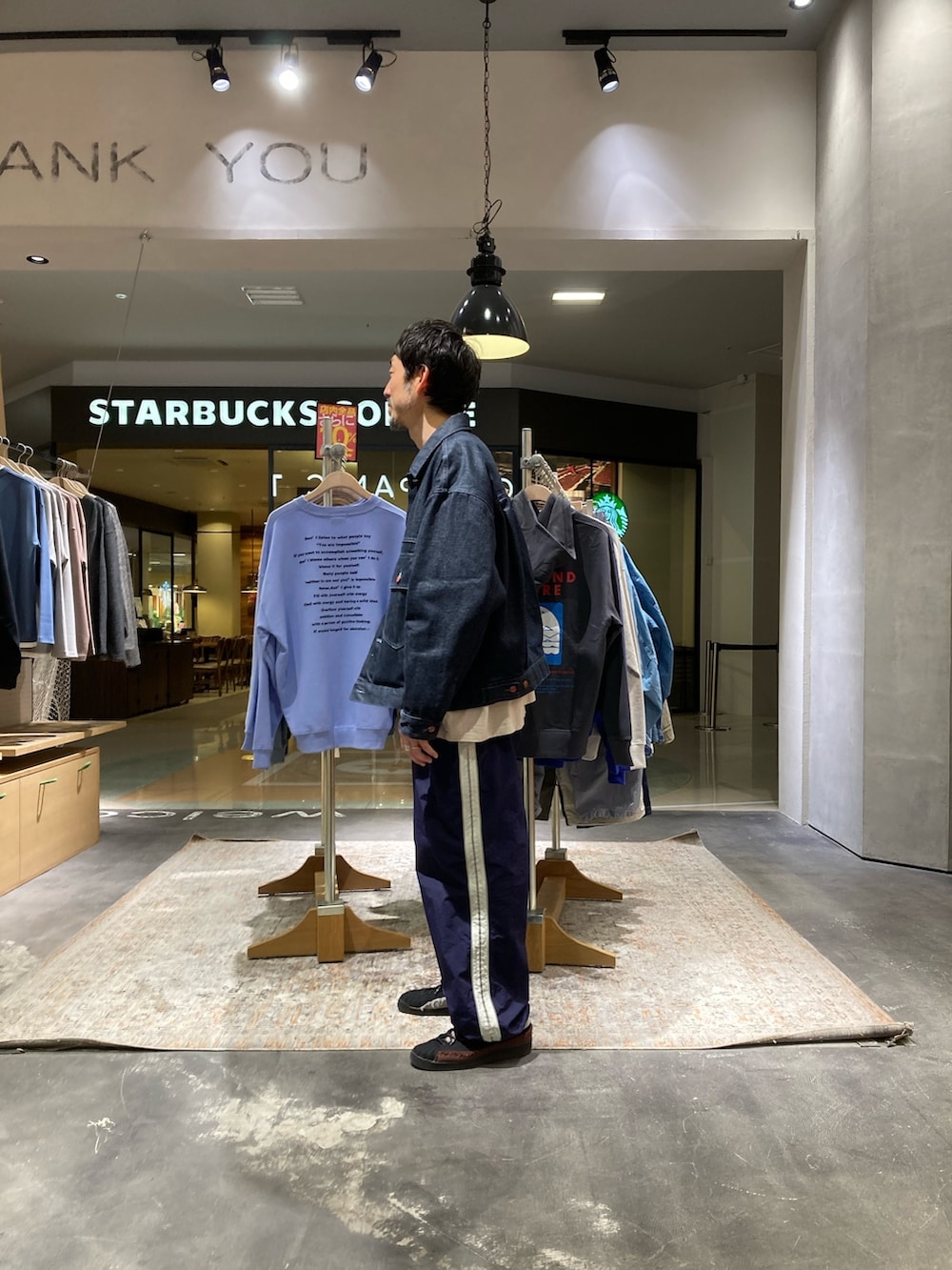 グレー系のTシャツ/カットソー、ブルー系のパンツを着用したメンズの冬コーディネートの2枚目の写真