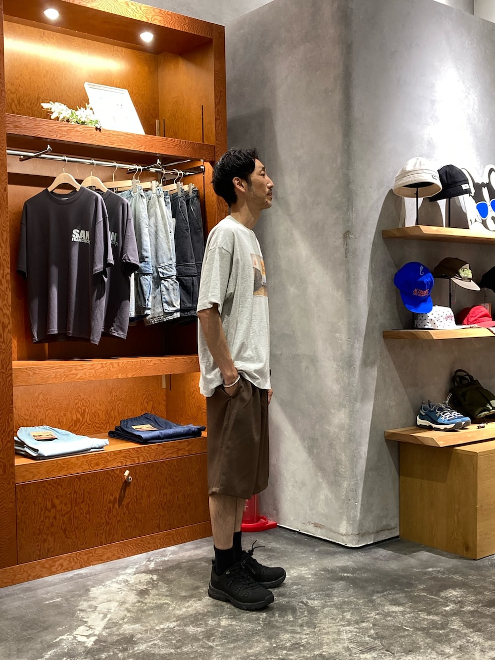 グレー系のTシャツ/カットソー、ブラウン系のその他パンツ、ブラック系のスニーカーを着用したメンズの夏コーディネートの2枚目の写真