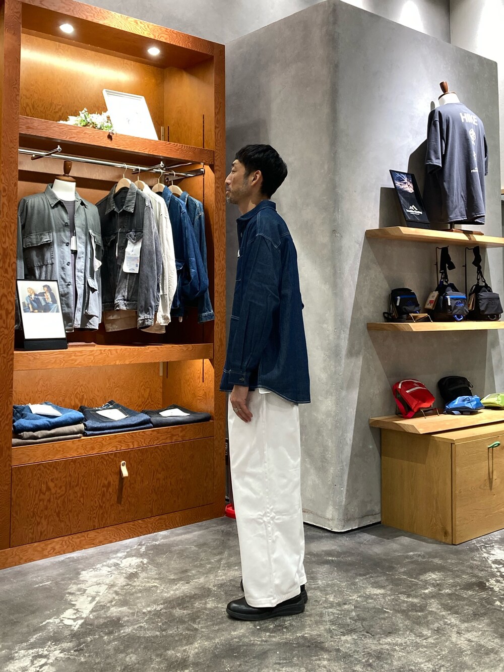 ホワイト系のその他パンツ、ブルー系のシャツ/ブラウスを着用したメンズの夏コーディネートの2枚目の写真