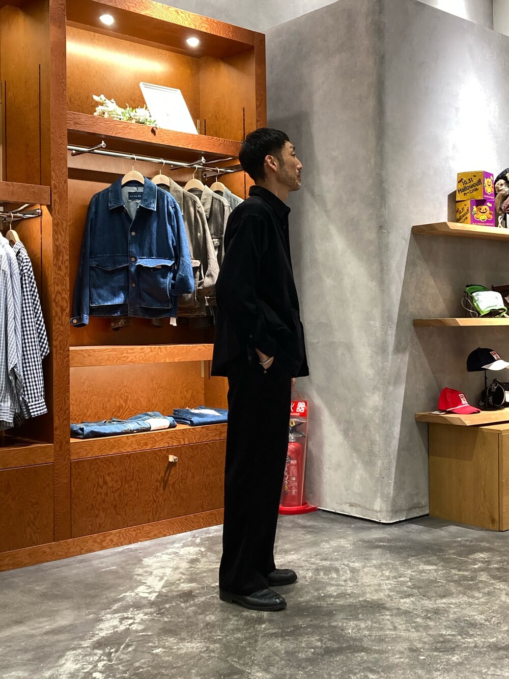ブラック系のその他アウター、ブラック系のその他パンツ、ホワイト系のTシャツ/カットソーを着用したメンズの秋コーディネートの2枚目の写真