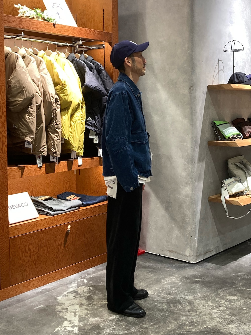 ブラック系のその他パンツ、ブルー系のブルゾンを着用したメンズの冬コーディネートの2枚目の写真