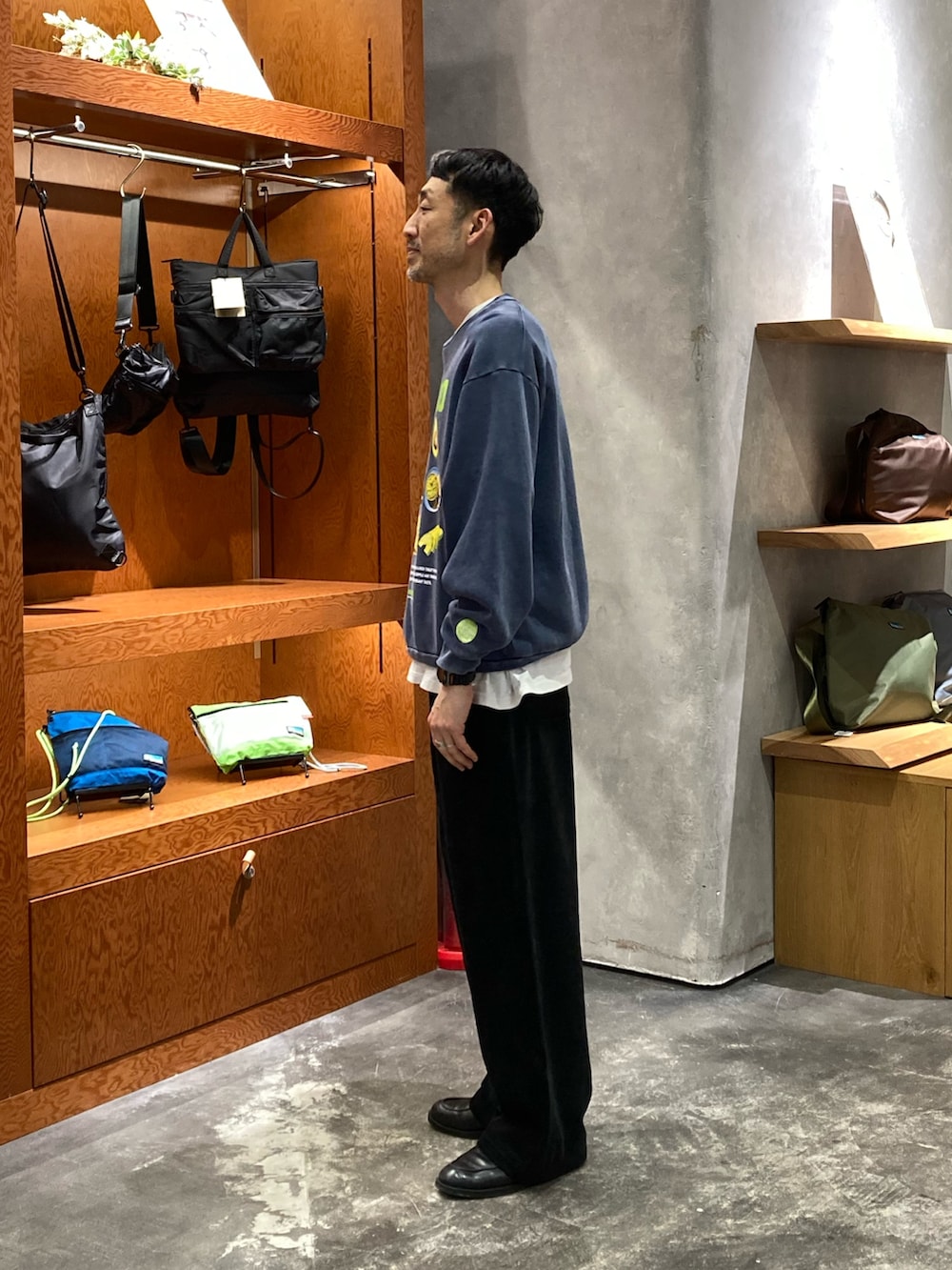 ブルー系のスウェット、ブラック系のその他パンツを着用したメンズの冬コーディネートの2枚目の写真