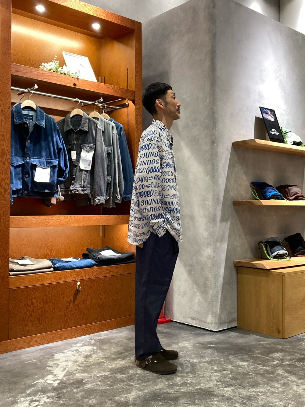 ブルー系のその他パンツ、ホワイト系のシャツ/ブラウスを着用したメンズの夏コーディネートの2枚目の写真