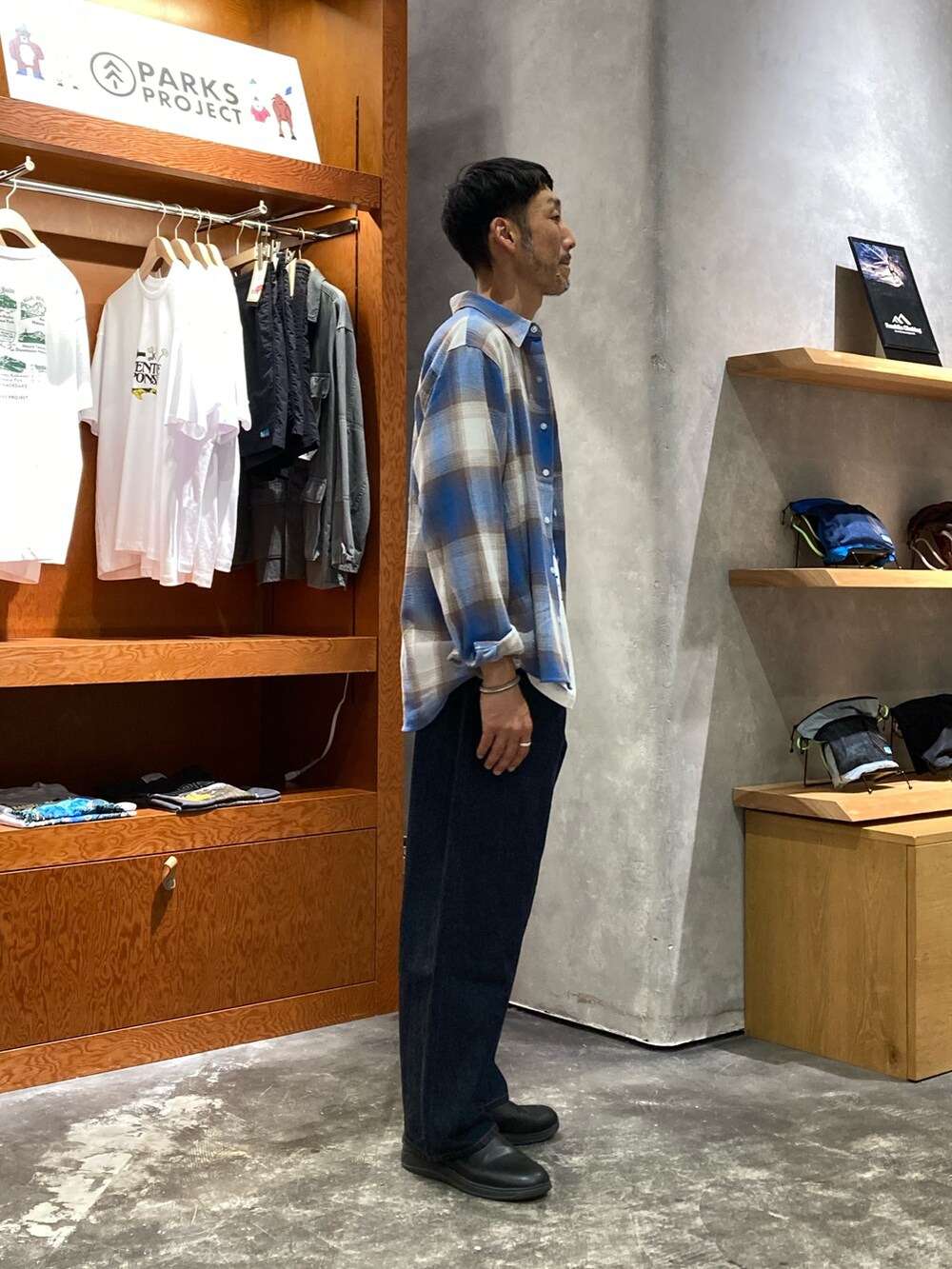 ホワイト系のTシャツ/カットソー、ブルー系のシャツ/ブラウス、ブルー系のデニムパンツを着用したメンズの夏コーディネートの2枚目の写真