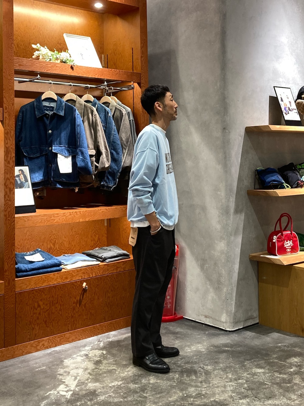 ブルー系のスウェット、ホワイト系のTシャツ/カットソー、ブラック系のその他パンツを着用したメンズの秋コーディネートの2枚目の写真