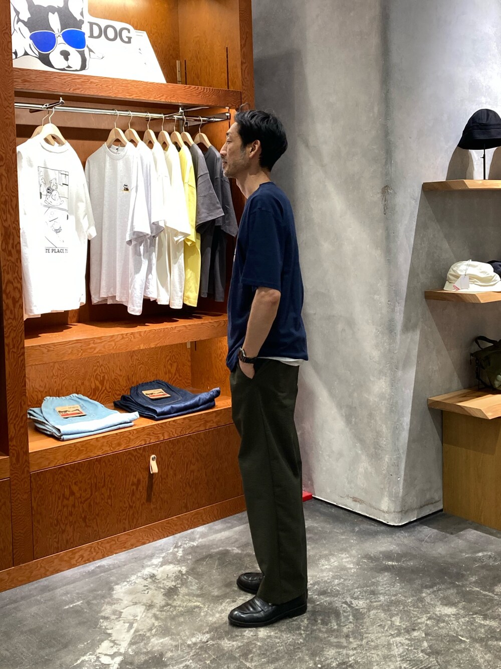グリーン系のその他パンツ、ブルー系のTシャツ/カットソーを着用したメンズの夏コーディネートの2枚目の写真
