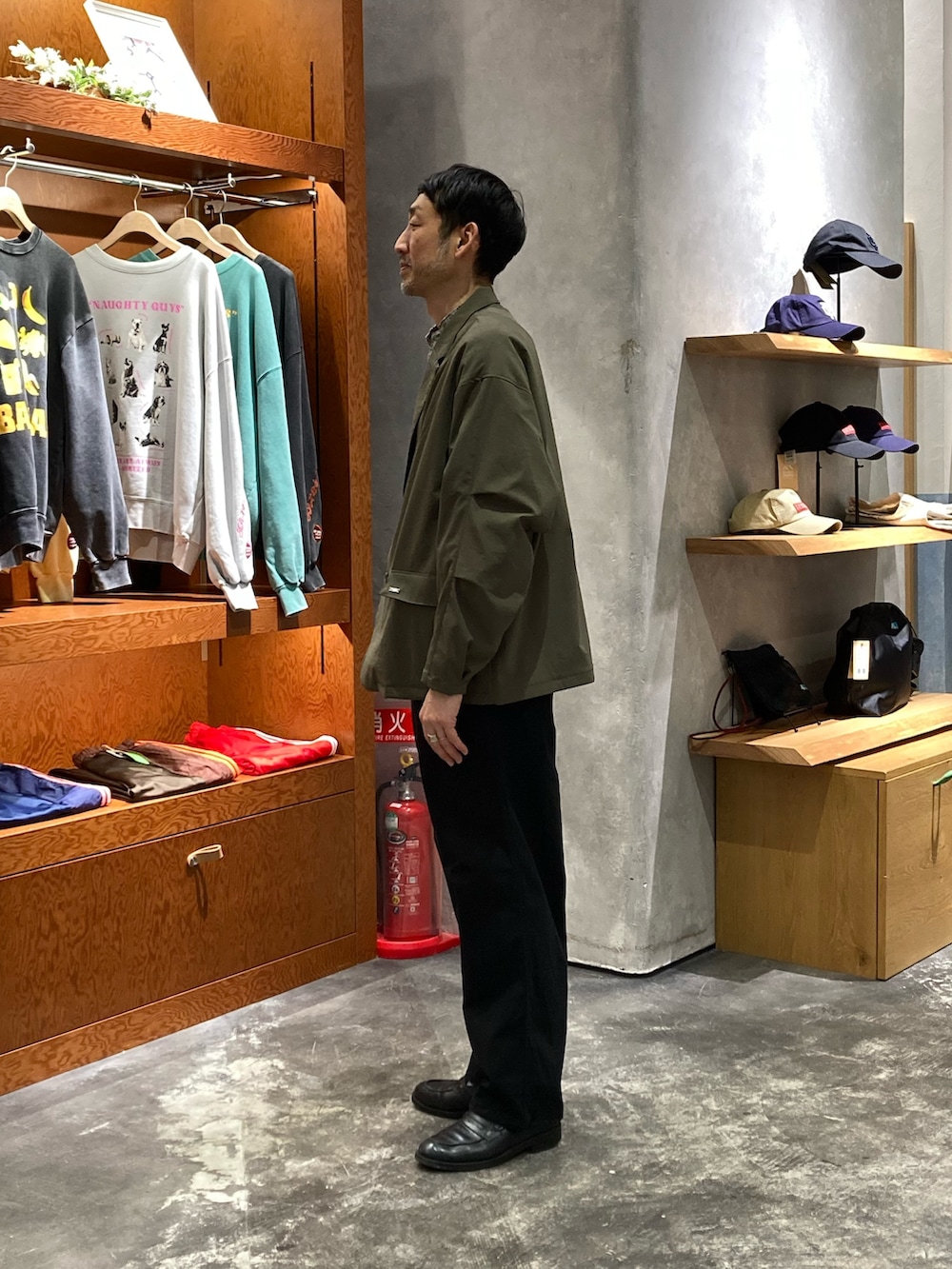 グリーン系のシャツ/ブラウス、ブラック系のカーゴパンツ、グリーン系のテーラードジャケットを着用したメンズの春コーディネートの2枚目の写真