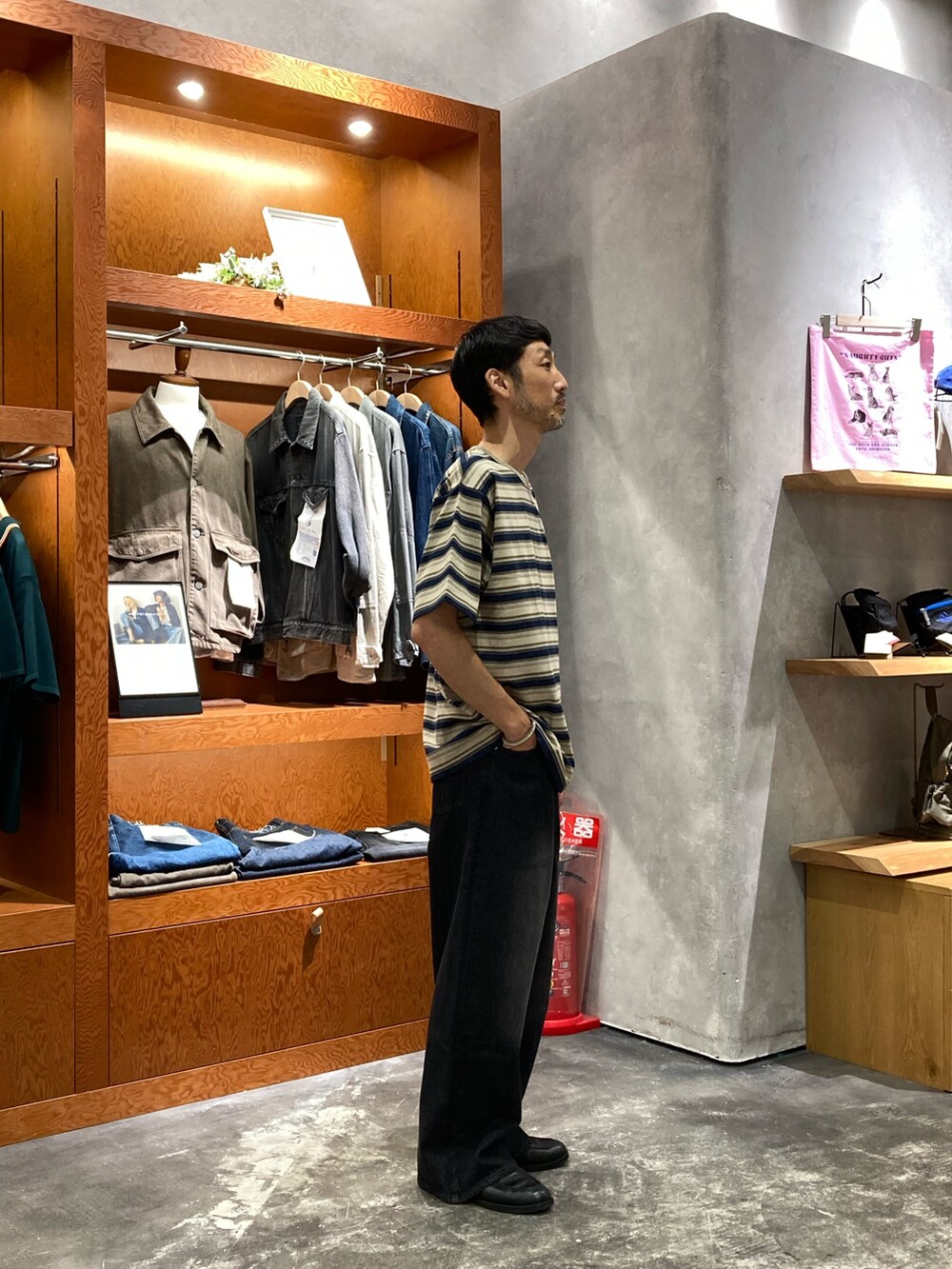 ブラック系のデニムパンツ、グレー系のTシャツ/カットソーを着用したメンズの夏コーディネートの2枚目の写真