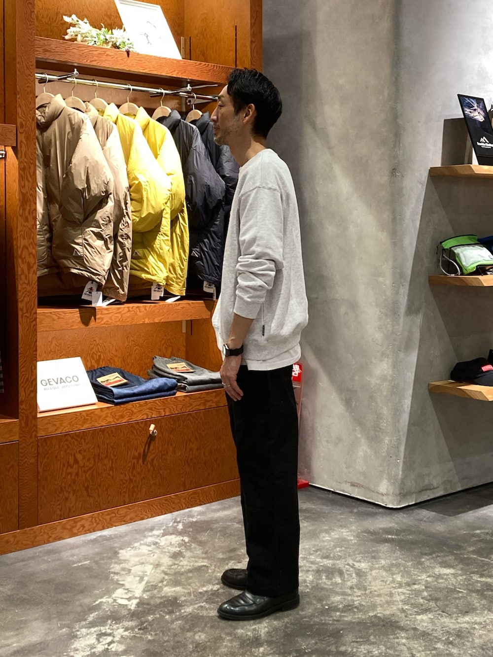 グレー系のスウェット、ブラック系のその他パンツを着用したメンズの冬コーディネートの2枚目の写真