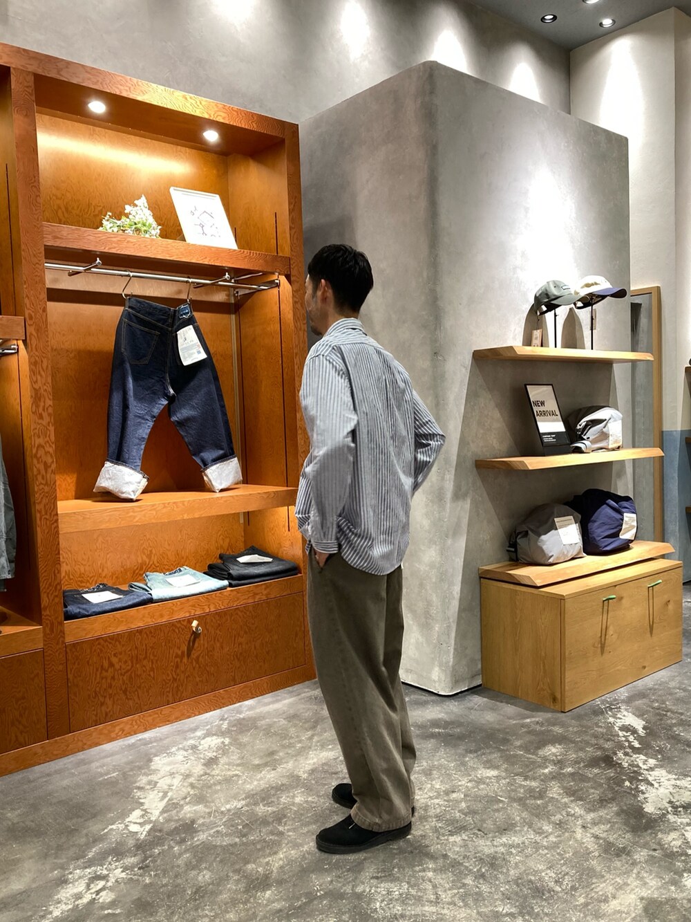 ブルー系のシャツ/ブラウス、ブラウン系のデニムパンツを着用したメンズの秋コーディネートの2枚目の写真