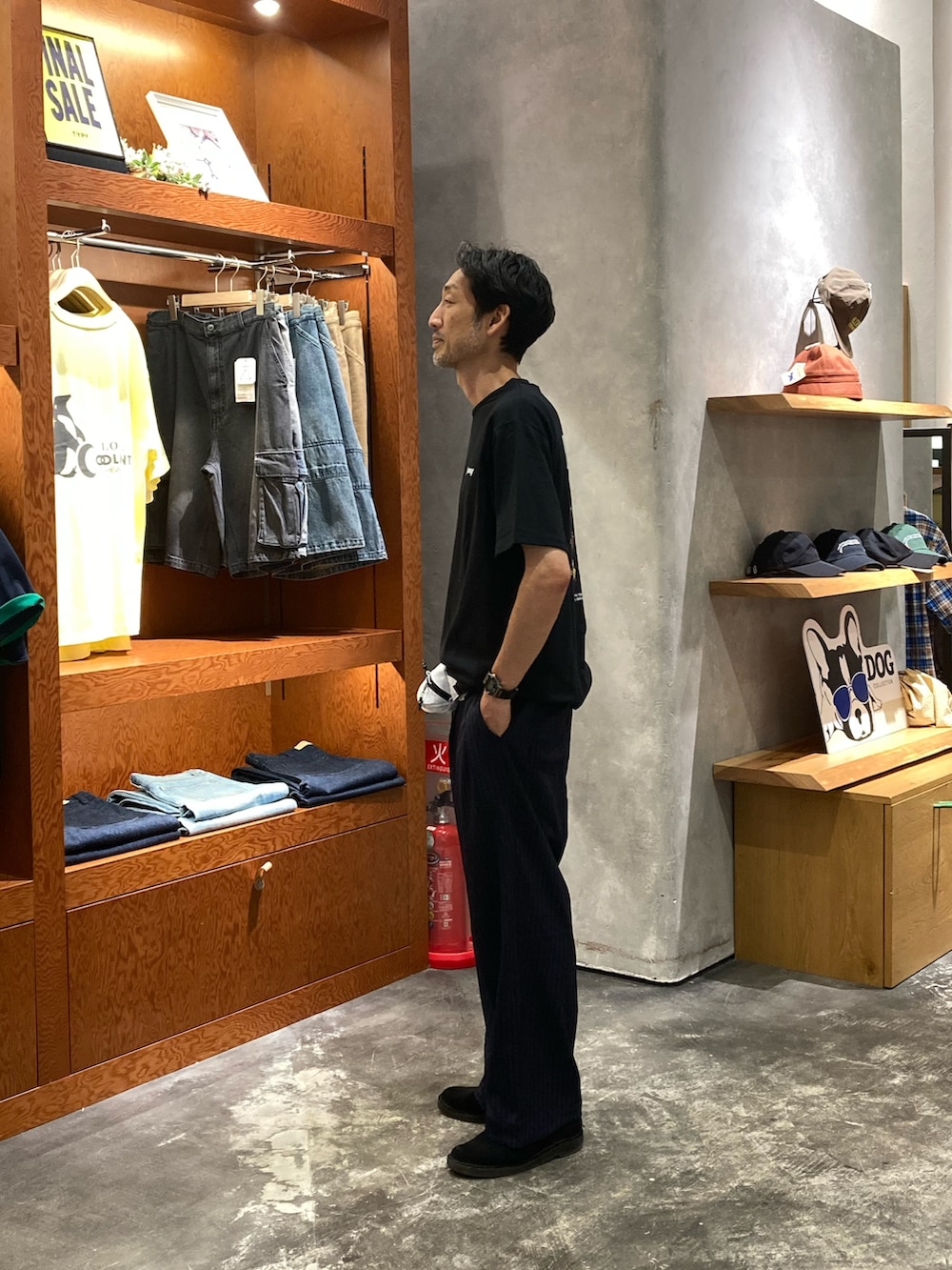 ホワイト系のボディバッグ/ウエストポーチ、ブラック系のTシャツ/カットソーを着用したメンズの夏コーディネートの2枚目の写真