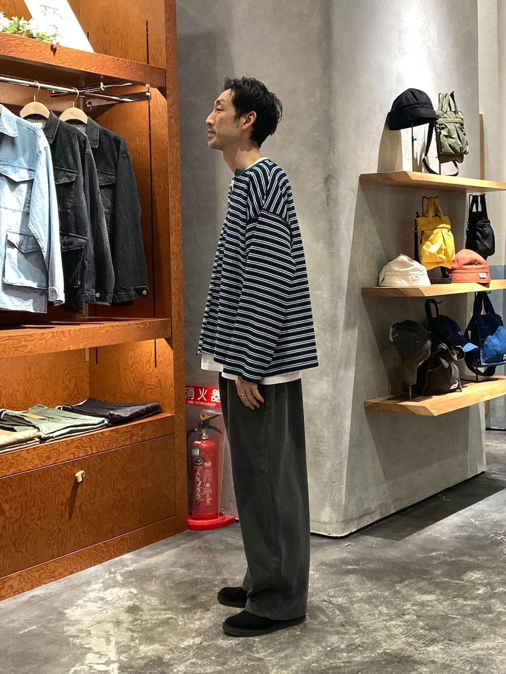 ブルー系のTシャツ/カットソー、グレー系のその他パンツを着用したメンズの春コーディネートの2枚目の写真