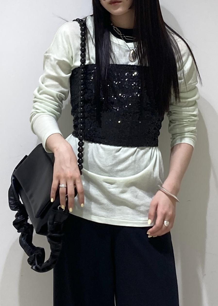 ブラック系のショルダーバッグ、シルバー系のサンダル、ブラック系のその他パンツを着用したレディースの春コーディネートの6枚目の写真