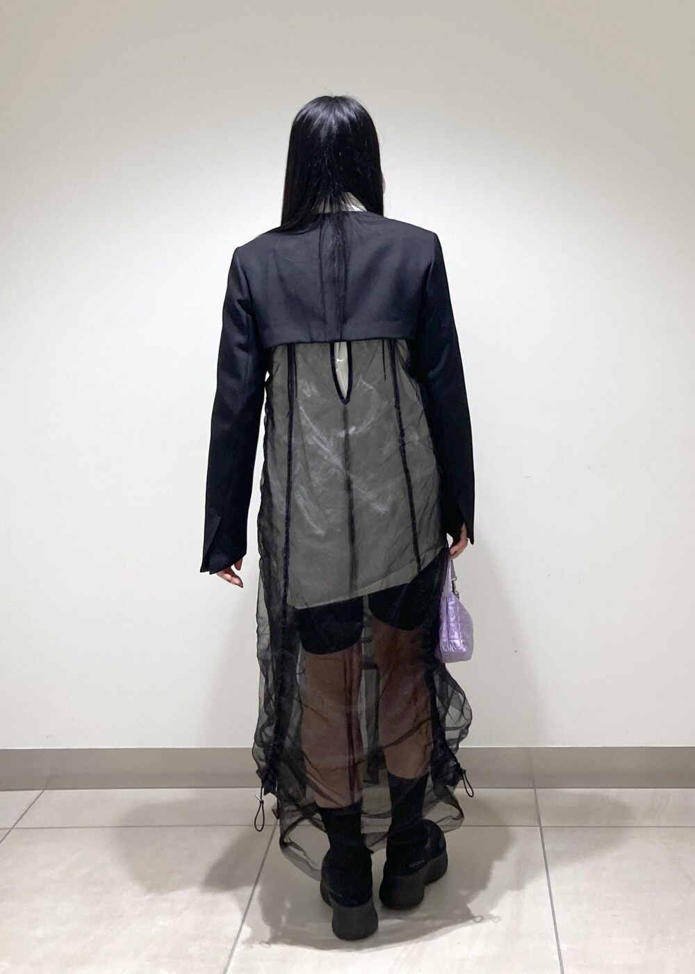 ブラック系のワンピース、ブラック系のその他パンツ、ホワイト系のシャツ/ブラウスを着用したレディースの冬コーディネートの5枚目の写真