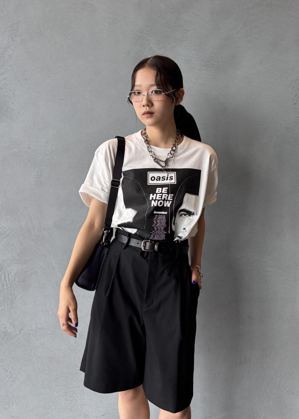 ブラック系のサンダル、ブラック系のその他パンツ、ブルー系のショルダーバッグを着用したレディースの夏コーディネートの6枚目の写真