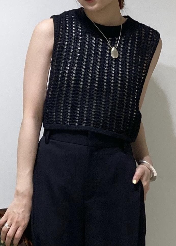 ブラック系のレインシューズ、ホワイト系のタンクトップ、ブラック系のベストを着用したレディースの夏コーディネートの3枚目の写真