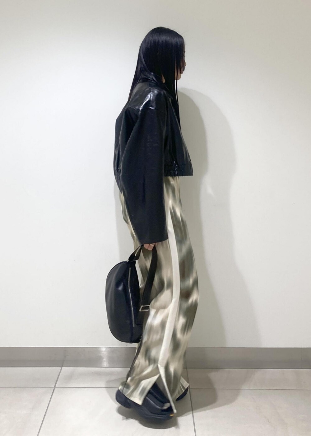 ベージュ系のその他パンツ、ブラック系のサンダル、ブラック系のブルゾンを着用したレディースの春コーディネートの5枚目の写真