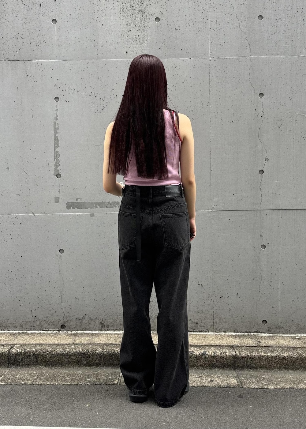ブラック系のボディバッグ/ウエストポーチ、ブラック系のデニムパンツ、ピンク系のタンクトップを着用したレディースの春コーディネートの4枚目の写真