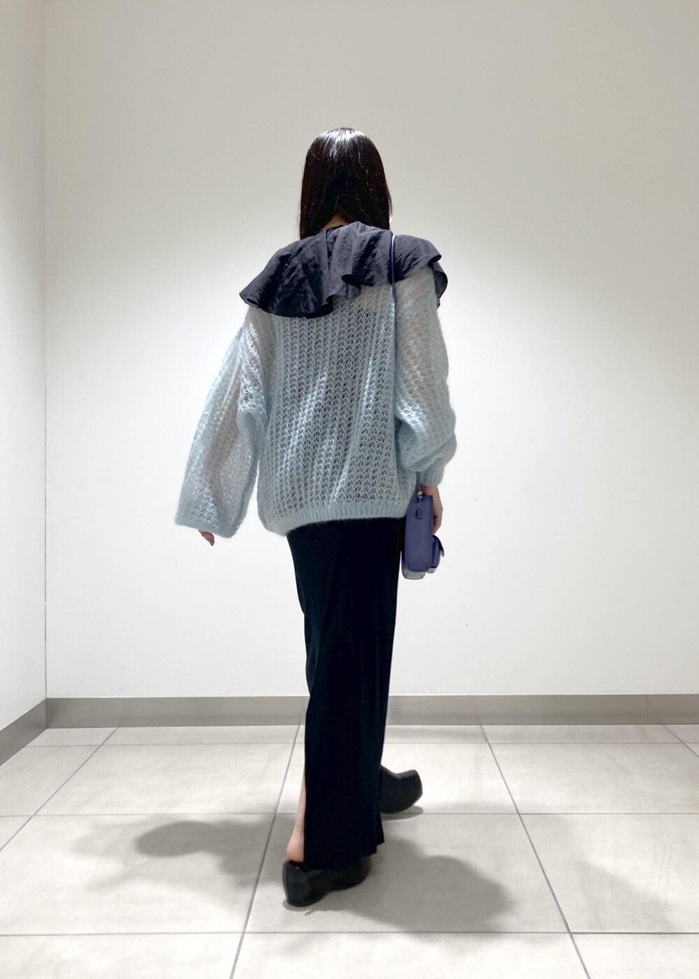 ブラック系のスカート、ブラック系のシャツ/ブラウス、ブルー系のニット/セーターを着用したレディースの夏コーディネートの3枚目の写真