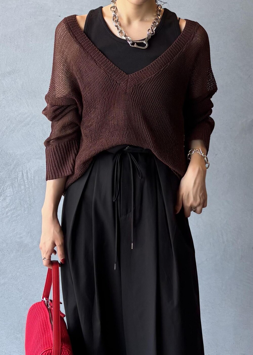 ホワイト系のパンプス、ブラック系のタンクトップ、ブラウン系のTシャツ/カットソーを着用したレディースの夏コーディネートの7枚目の写真