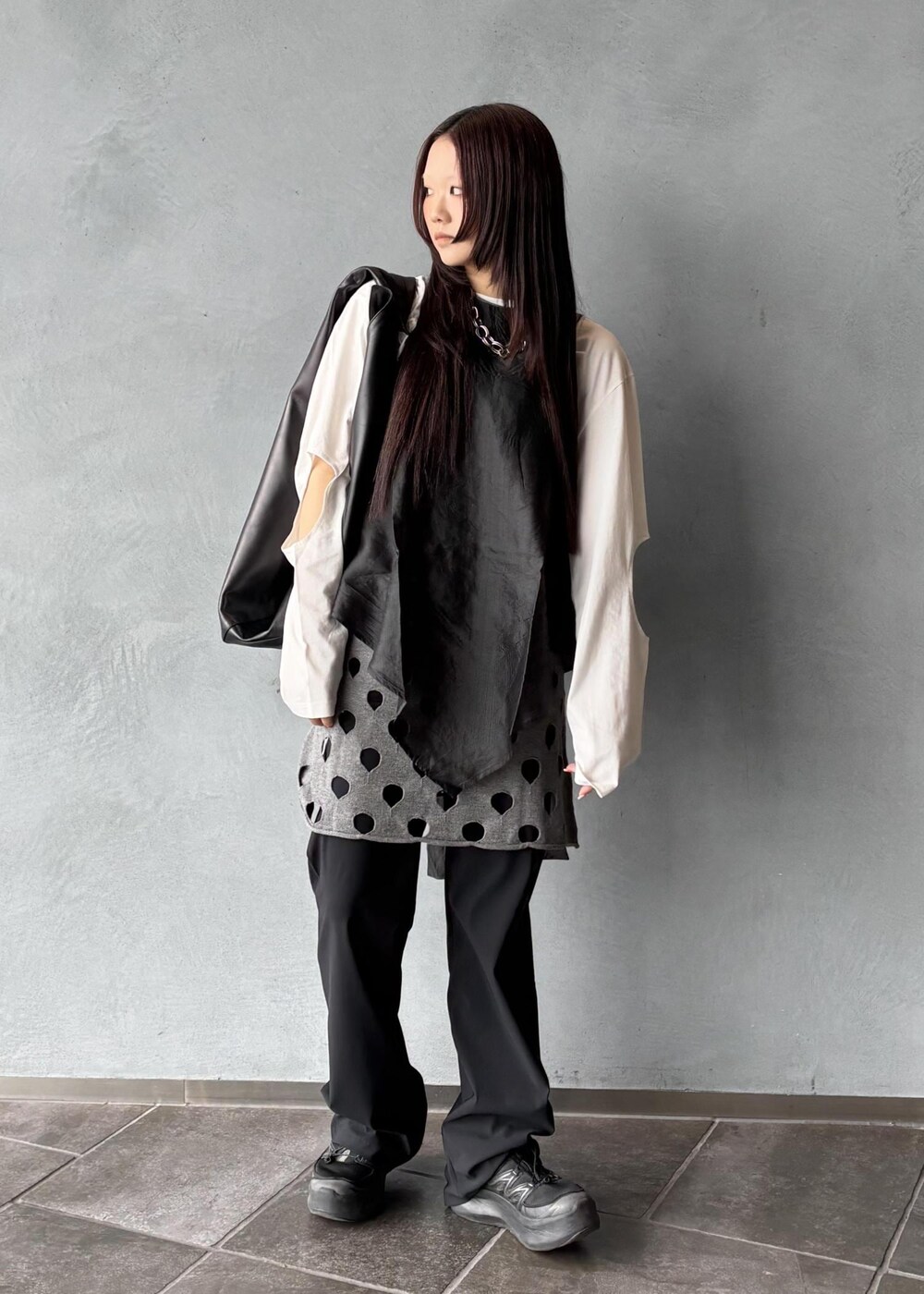 グレー系のワンピース、ブラック系のシャツ/ブラウス、ホワイト系のTシャツ/カットソーを着用したレディースの春コーディネートの2枚目の写真