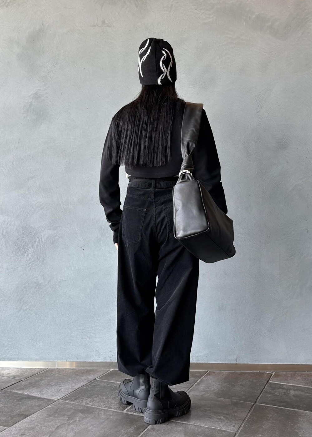 ブラック系のワンピース、ホワイト系のカーディガン/ボレロ、ブラック系のその他パンツを着用したレディースの秋コーディネートの5枚目の写真