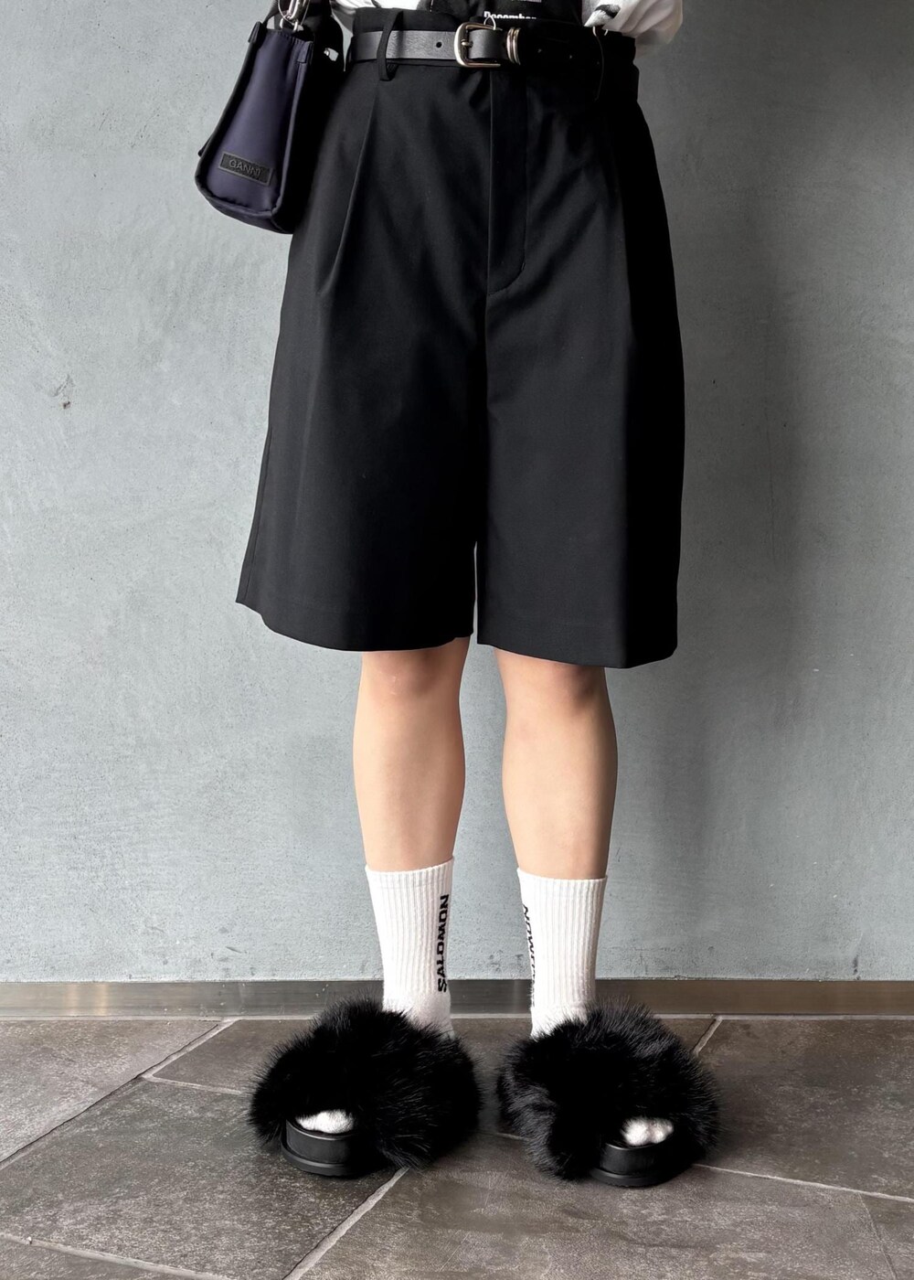 ブラック系のサンダル、ブラック系のその他パンツ、ブルー系のショルダーバッグを着用したレディースの夏コーディネートの9枚目の写真