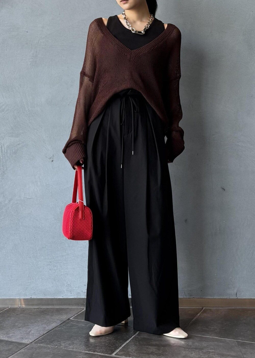 ホワイト系のパンプス、ブラック系のタンクトップ、ブラウン系のTシャツ/カットソーを着用したレディースの夏コーディネートの6枚目の写真