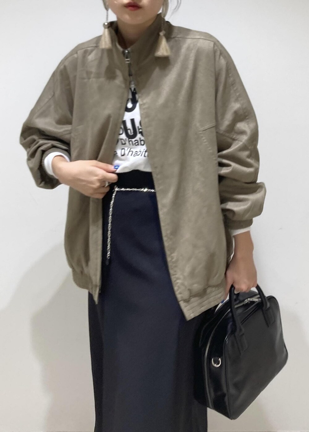 ブラック系のその他パンツ、ホワイト系のTシャツ/カットソー、ブラック系のスカートを着用したレディースの秋コーディネートの6枚目の写真