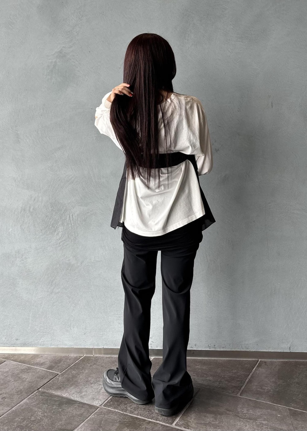 ブラック系のその他パンツ、ブラック系のキャミソール、ホワイト系のTシャツ/カットソーを着用したレディースの春コーディネートの4枚目の写真