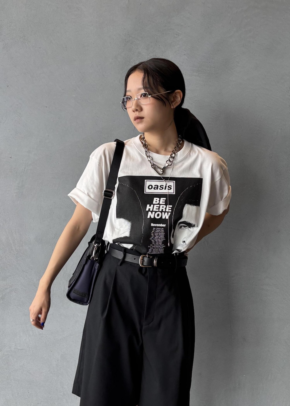 ブラック系のサンダル、ブラック系のその他パンツ、ブルー系のショルダーバッグを着用したレディースの夏コーディネートの7枚目の写真