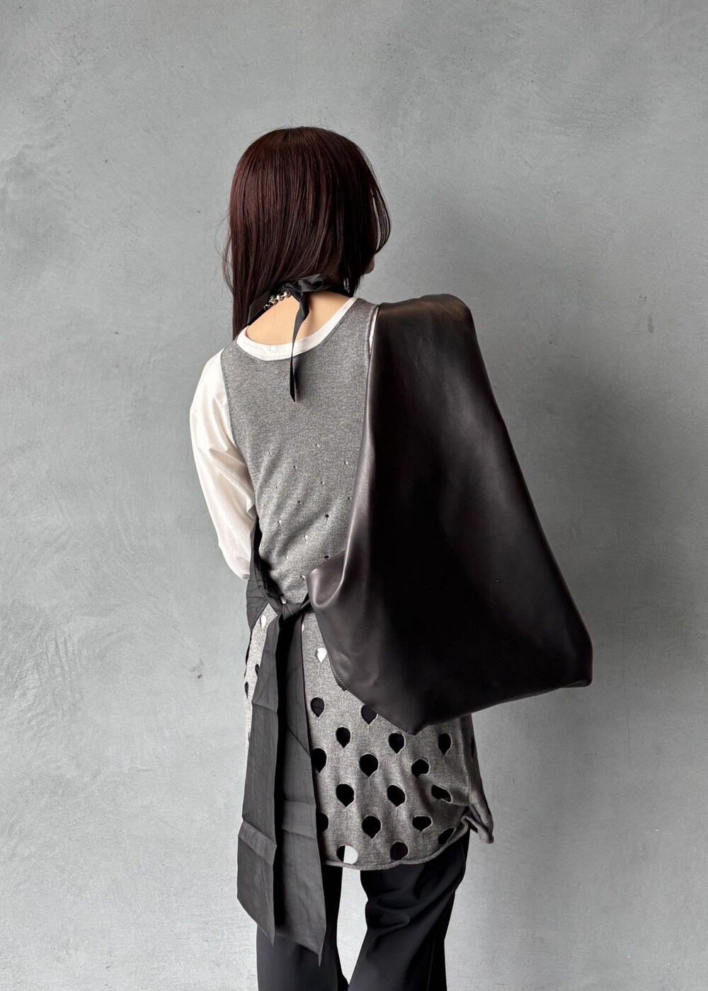 グレー系のワンピース、ブラック系のシャツ/ブラウス、ホワイト系のTシャツ/カットソーを着用したレディースの春コーディネートの6枚目の写真