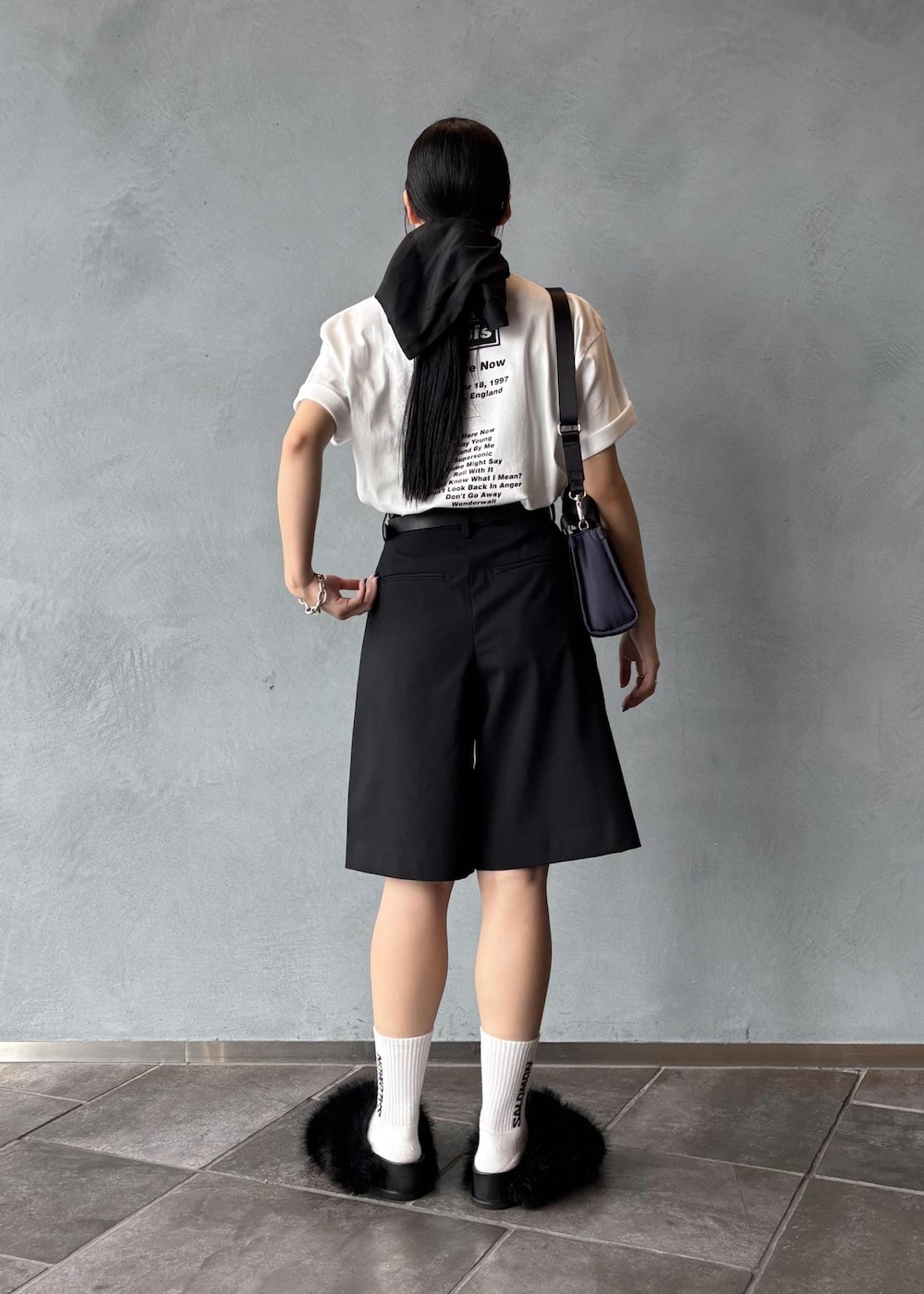 ブラック系のサンダル、ブラック系のその他パンツ、ブルー系のショルダーバッグを着用したレディースの夏コーディネートの5枚目の写真