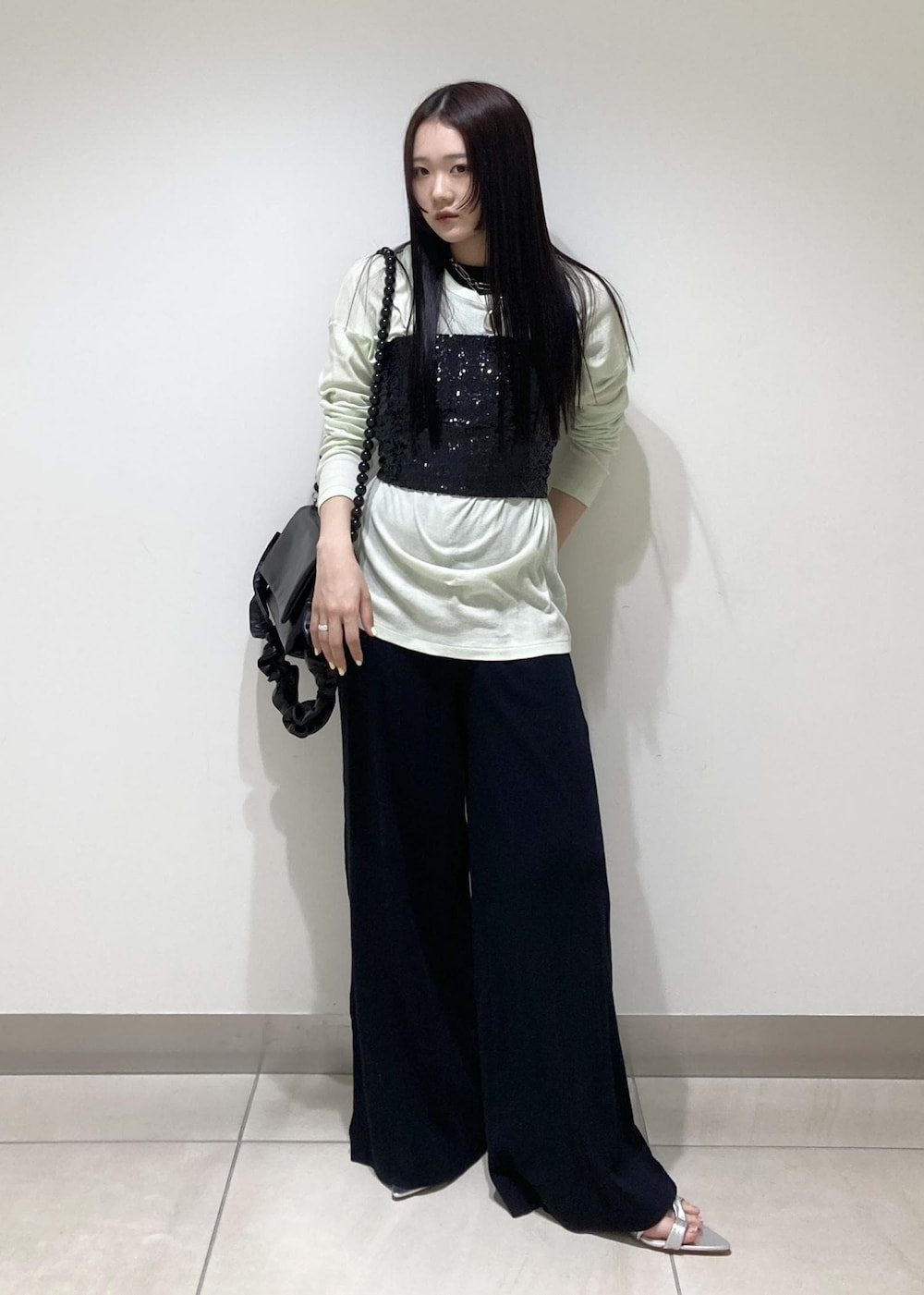 ブラック系のショルダーバッグ、シルバー系のサンダル、ブラック系のその他パンツを着用したレディースの春コーディネートの2枚目の写真