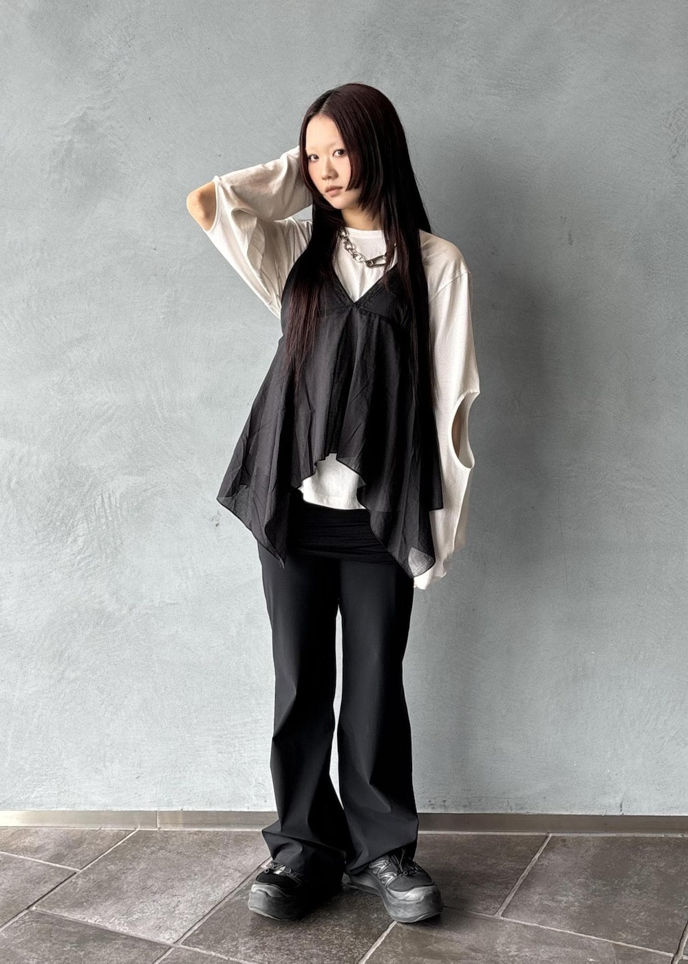 ブラック系のその他パンツ、ブラック系のキャミソール、ホワイト系のTシャツ/カットソーを着用したレディースの春コーディネートの2枚目の写真