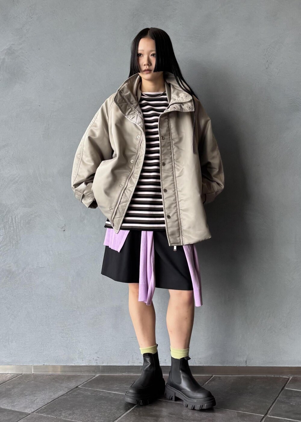 パープル系のニット/セーター、ピンク系のTシャツ/カットソー、ブラック系のその他パンツを着用したレディースの秋コーディネートの2枚目の写真