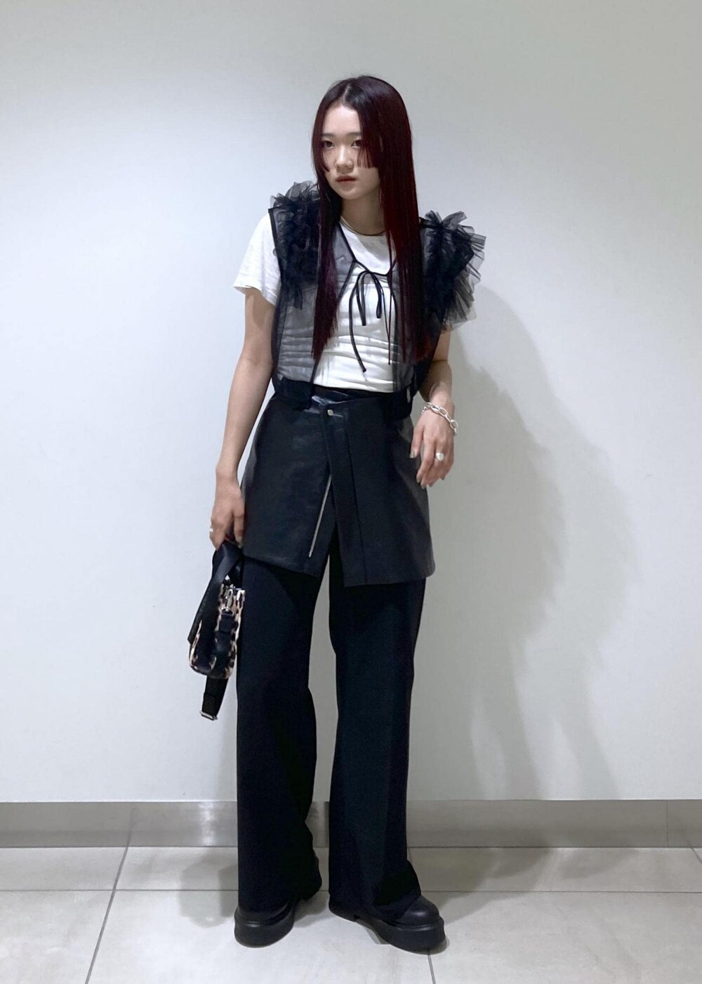 ホワイト系のTシャツ/カットソー、ブラック系のサンダル、ベージュ系のトートバッグを着用したレディースの夏コーディネートの2枚目の写真