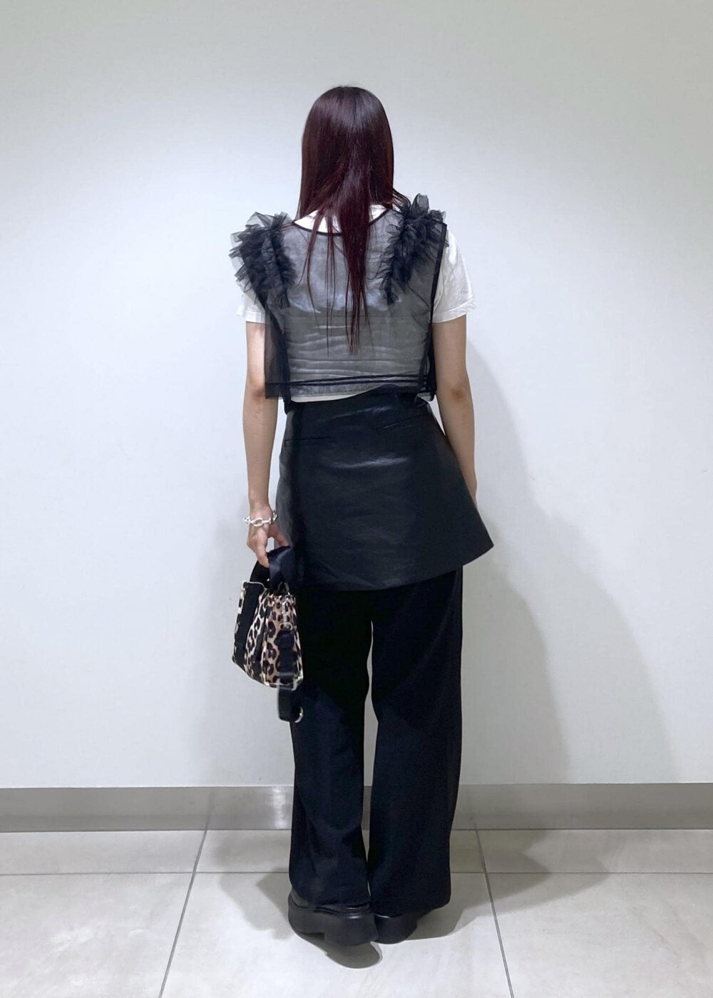 ホワイト系のTシャツ/カットソー、ブラック系のサンダル、ベージュ系のトートバッグを着用したレディースの夏コーディネートの4枚目の写真