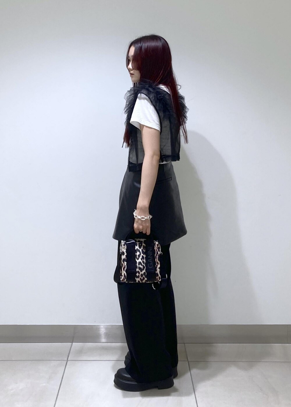 ホワイト系のTシャツ/カットソー、ブラック系のサンダル、ベージュ系のトートバッグを着用したレディースの夏コーディネートの3枚目の写真