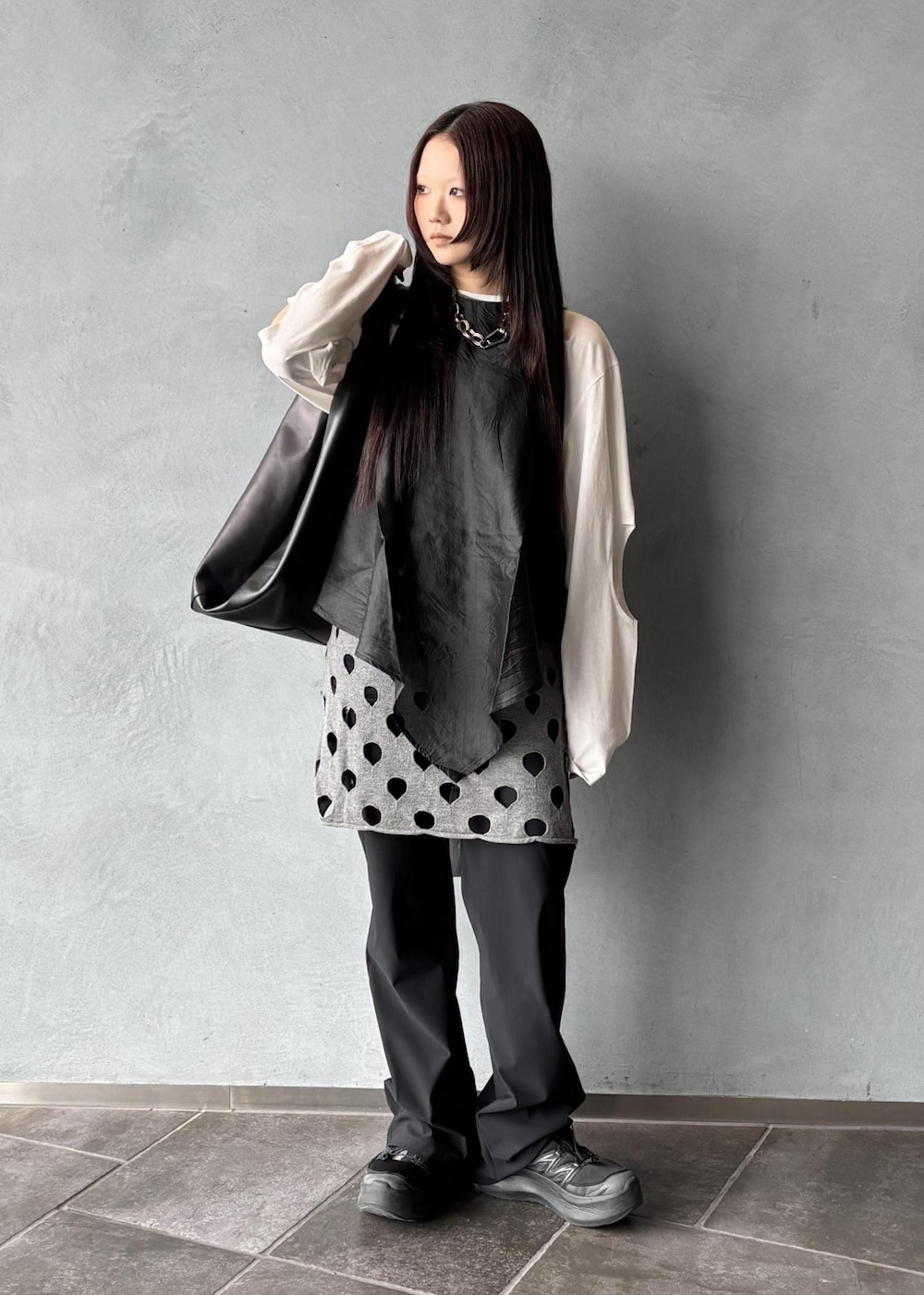 グレー系のワンピース、ブラック系のシャツ/ブラウス、ホワイト系のTシャツ/カットソーを着用したレディースの春コーディネートの3枚目の写真