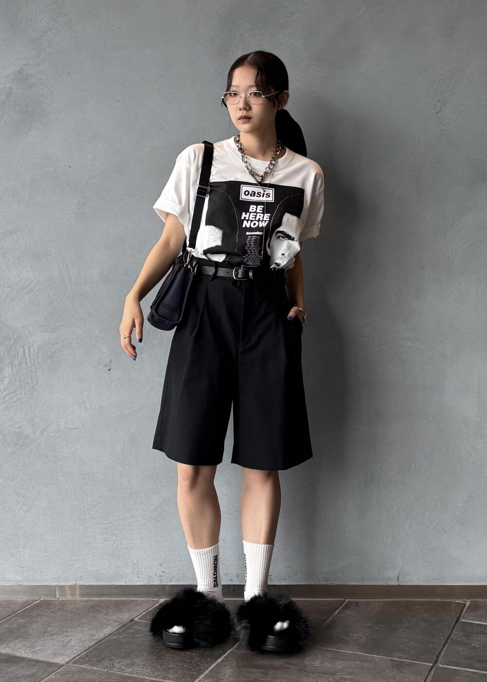 ブラック系のサンダル、ブラック系のその他パンツ、ブルー系のショルダーバッグを着用したレディースの夏コーディネートの2枚目の写真