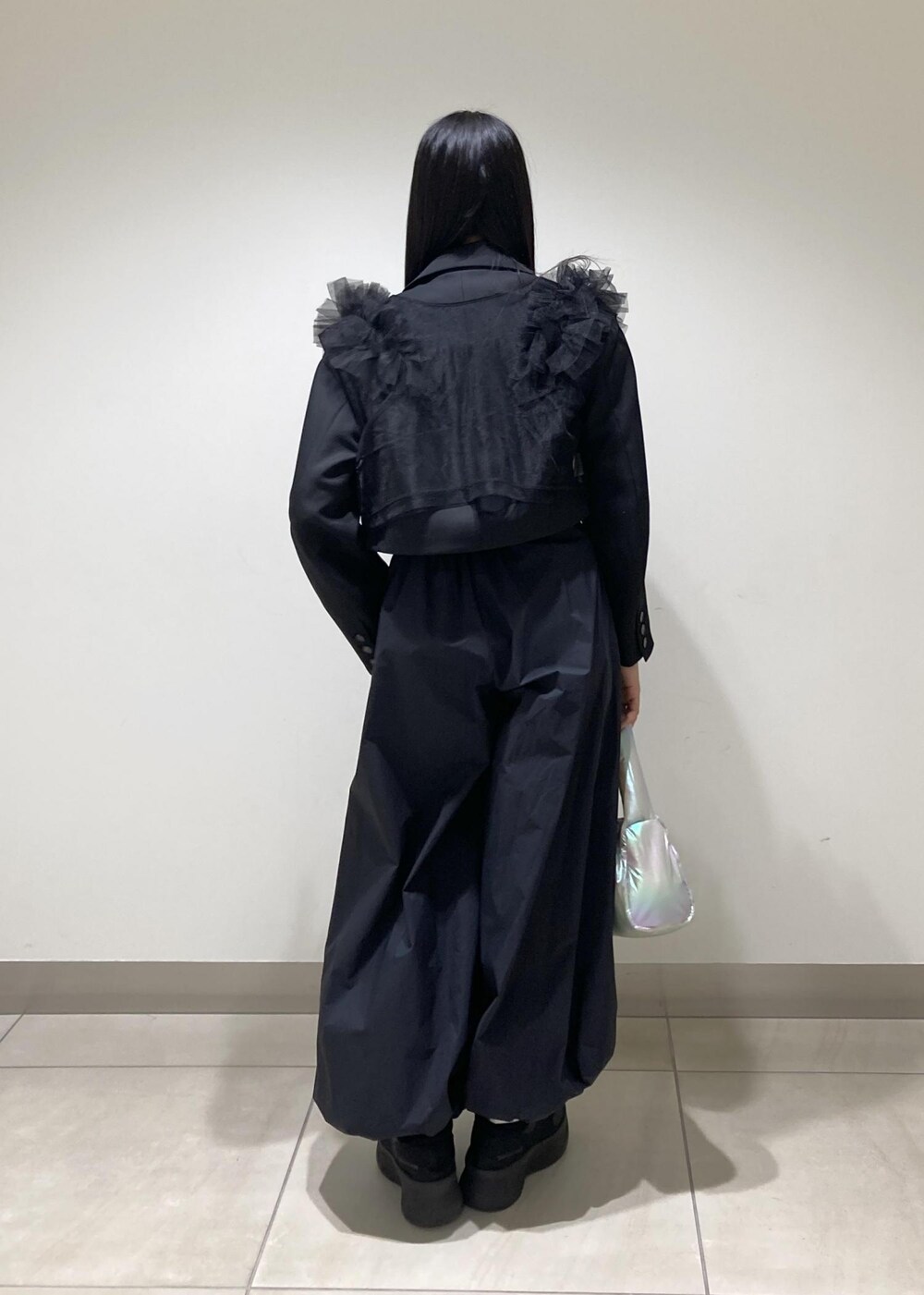 ブラック系のその他パンツ、グレー系のハンドバッグ、ブラック系のその他トップスを着用したレディースの春コーディネートの5枚目の写真