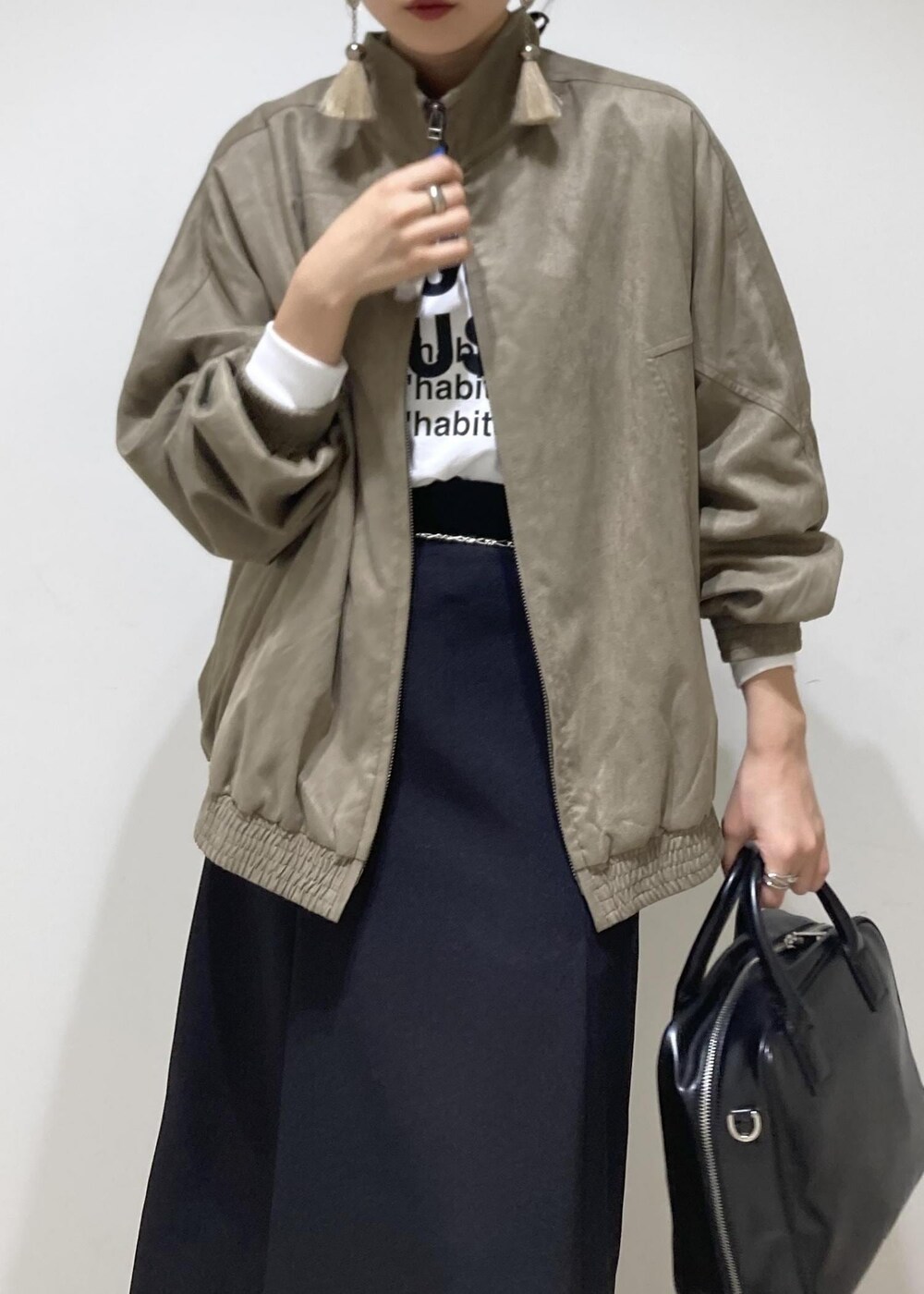 ブラック系のその他パンツ、ホワイト系のTシャツ/カットソー、ブラック系のスカートを着用したレディースの秋コーディネートの5枚目の写真