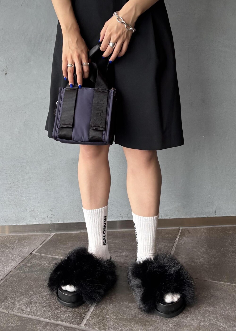 ブラック系のサンダル、ブラック系のその他パンツ、ブルー系のショルダーバッグを着用したレディースの夏コーディネートの10枚目の写真