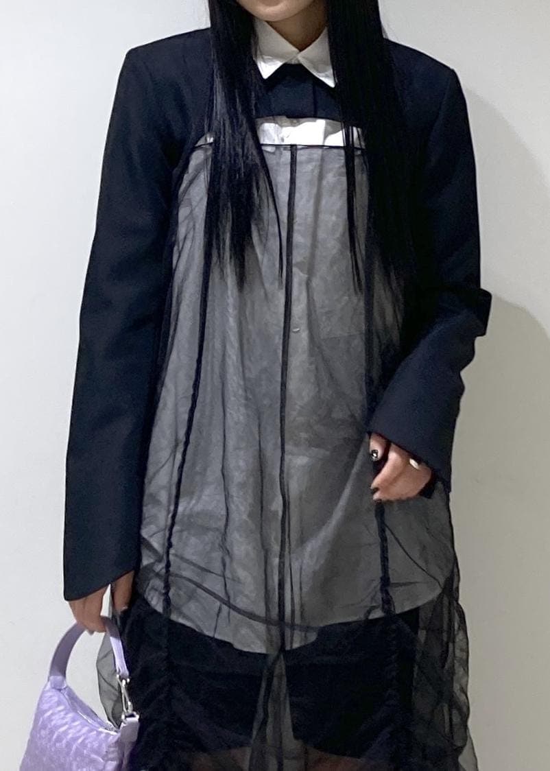 ブラック系のワンピース、ブラック系のその他パンツ、ホワイト系のシャツ/ブラウスを着用したレディースの冬コーディネートの6枚目の写真