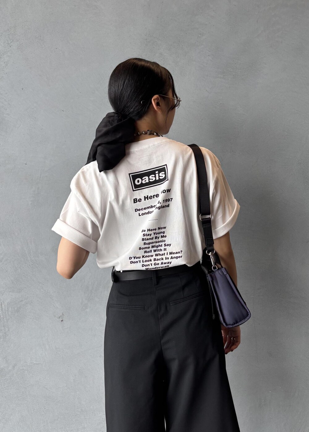 ブラック系のサンダル、ブラック系のその他パンツ、ブルー系のショルダーバッグを着用したレディースの夏コーディネートの8枚目の写真