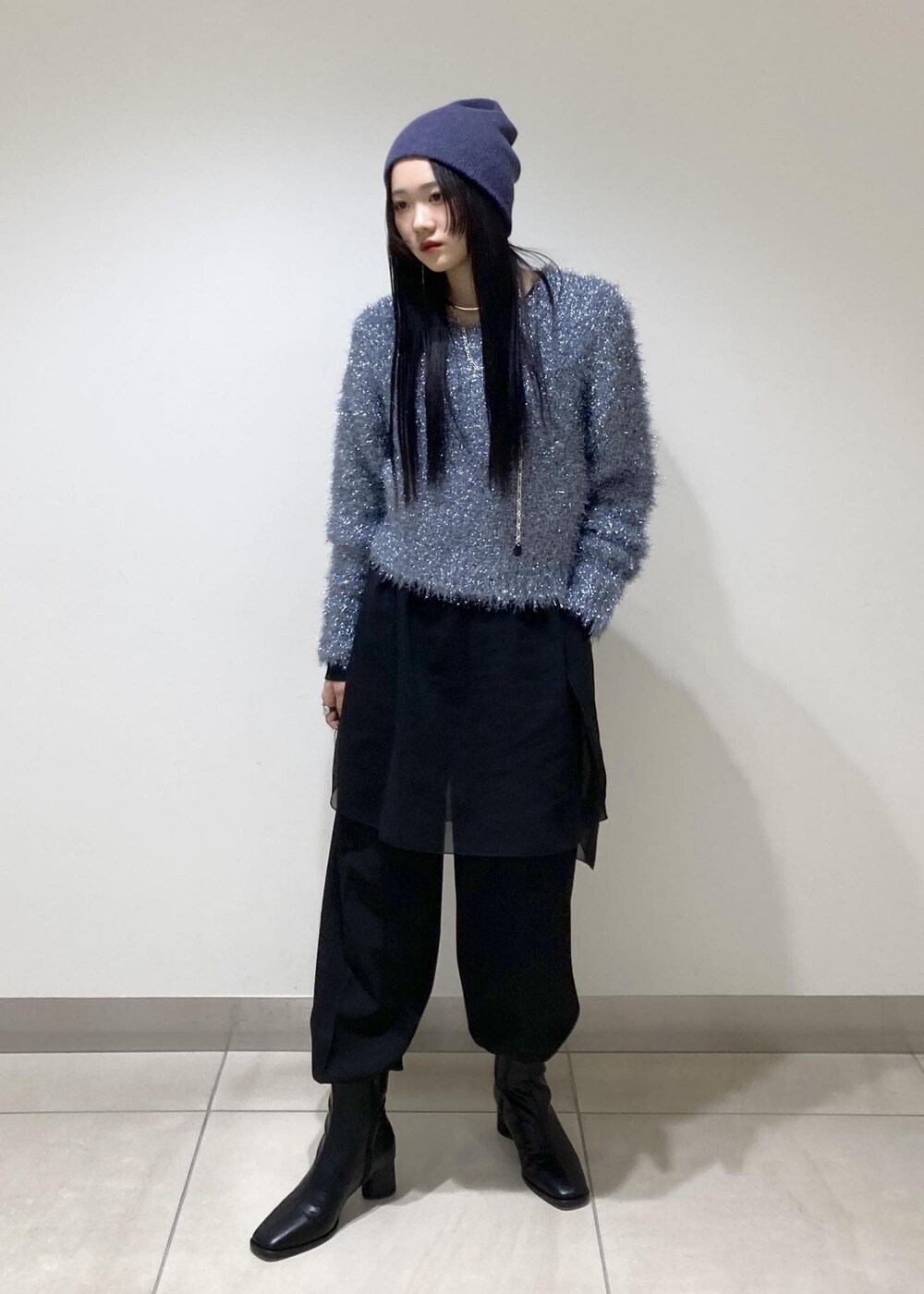 ブラック系のブーツ、シルバー系のベルト、シルバー系のチョーカーを着用したレディースの秋コーディネートの3枚目の写真