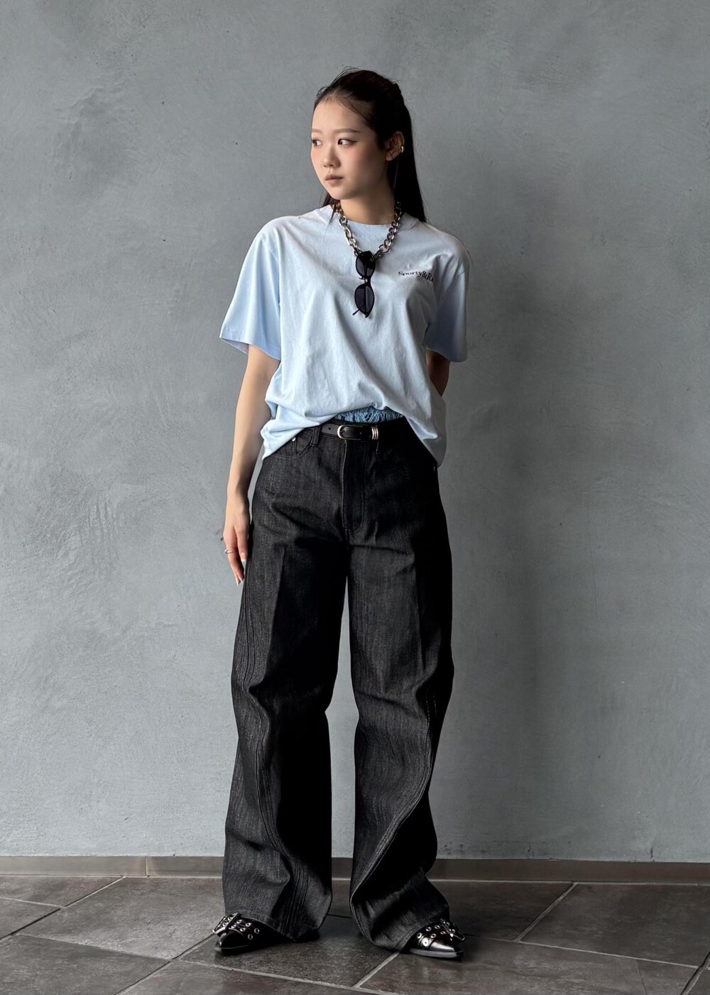 ブラック系のデニムパンツ、ブルー系のTシャツ/カットソー、ブラック系のサングラスを着用したレディースの夏コーディネートの2枚目の写真