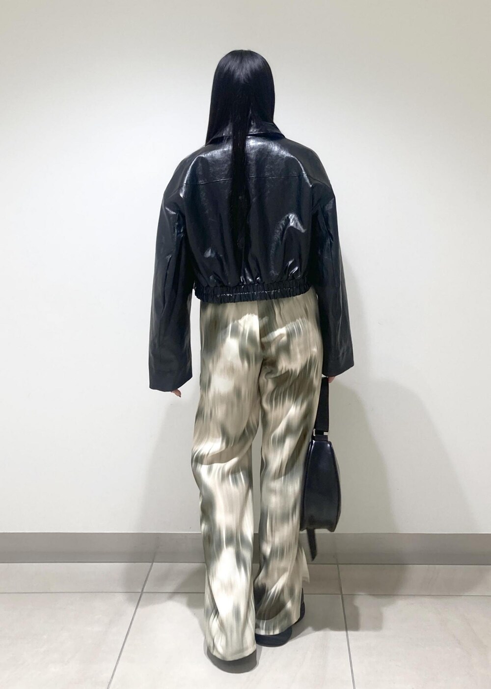 ベージュ系のその他パンツ、ブラック系のサンダル、ブラック系のブルゾンを着用したレディースの春コーディネートの6枚目の写真